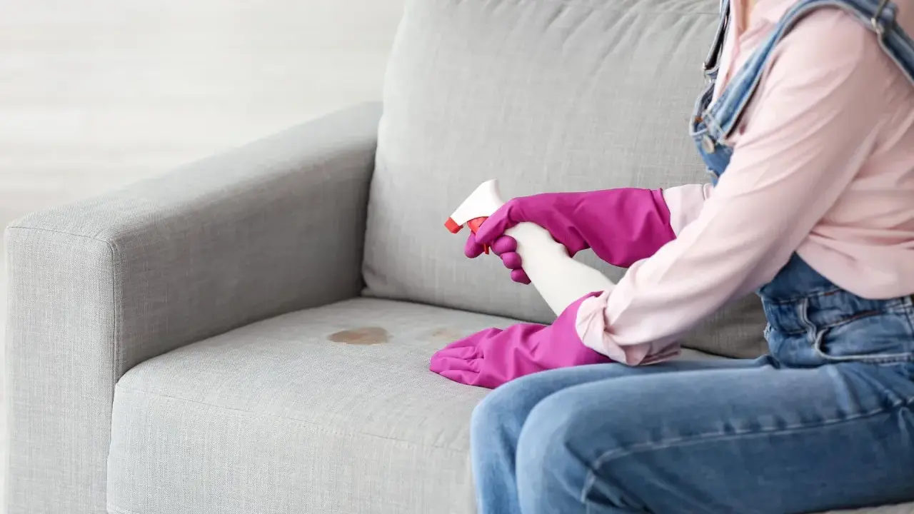 Rękawiczki i spray pomogą Ci dowiedzieć się, jak wyprać kanapę bez odkurzacza. Plama na tapicerce nie stanowi problemu.