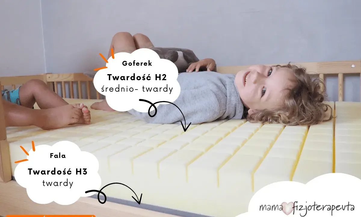 Jaki materac dla dziecka 10 lat? Na zdjęciu chłopiec leży na materacu z pianki, który ma dwie strefy twardości: H2 (średnio-twardy) i H3 (twardy).