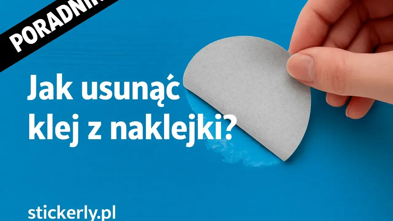 Poradnik: Jak usunąć klej z naklejki? Dłoń trzyma szarą naklejkę, odsłaniając niebieskie tło.