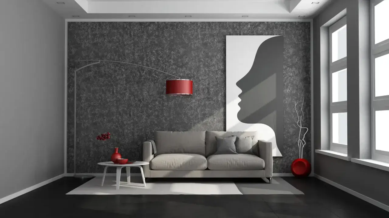 Nowoczesny salon z ciemną podłogą, szarą kanapą i abstrakcyjnym obrazem.
