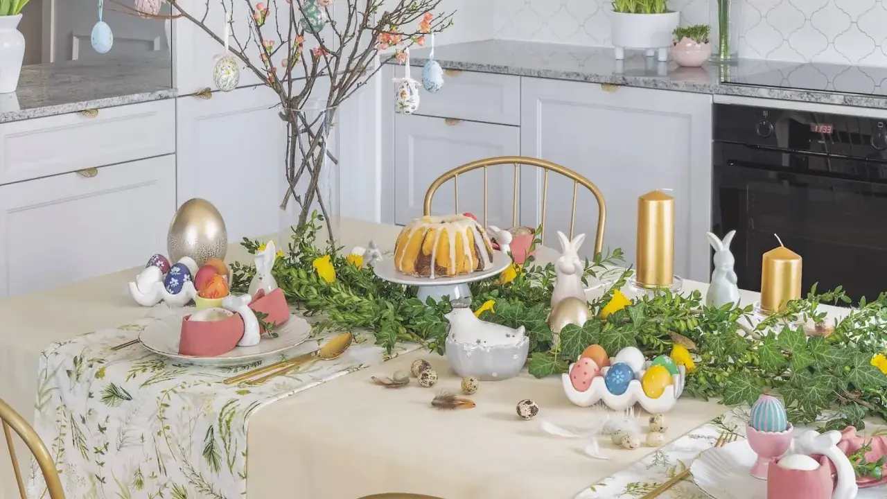 Stół wielkanocny inspiracje: złote pisanki, zajączki, babka i gałązki z ozdobami tworzą wiosenną atmosferę.