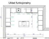 Funkcjonalny układ mebli w kuchni: zmywarka, lodówka, piekarnik, szuflady i wysokie słupki.