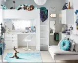Mały pokój dziecięcy inspiracje: łóżko piętrowe, biurko, sofa, pluszaki i dinozaur tworzą przytulną przestrzeń do zabawy i nauki.