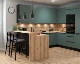 Nowoczesna kuchnia z zielonymi frontami, drewnianą wyspą i dwoma hokerami. Idealne miejsce na poranną kawę i planowanie dnia.