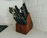 Drewniany blok z zestawem ostrych noży kuchennych, idealny do każdego domu. Zastanawiasz się, jakie noże do kuchni wybrać? Ten zestaw to świetny początek.
