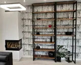 Nowoczesny regał z profili, idealny do salonu. Drewniane półki i czarna metalowa konstrukcja tworzą stylowy mebel.
