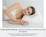Kobieta odpoczywa na poduszce ortopedycznej, pokazując, jak spać na poduszce ortopedycznej dla komfortu i wsparcia.