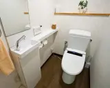 Kompaktowa łazienka z nowoczesną toaletą i małą umywalką. Idealne bardzo małe wc aranżacje dla oszczędnych przestrzeni.