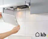 Mężczyzna wyjmuje metalowy filtr z okapu. To ważny element, który wpływa na to, na jakiej wysokości okap będzie skutecznie działał.