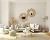 Przytulny, mały pokój inspiracje: jasna sofa, fotele, okrągłe lustra z wikliny, suszone trawy, dywan i lampa.