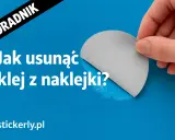Poradnik: Jak usunąć klej z naklejki? Dłoń trzyma szarą naklejkę, odsłaniając niebieskie tło.