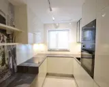 Nowoczesna kuchnia 6m2 z oknem, z zabudową w jasnym kolorze i fototapetą z uliczką.