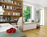 Przytulna biblioteka w domu inspiracje: regały z książkami, pluszowe misie, wygodna sofa przy oknie i huśtawka.