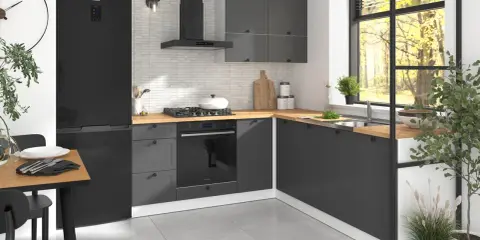 Nowoczesna kuchnia z czarną lodówką i szarymi frontami szafek. Idealne miejsce na renowację mebli kuchennych.