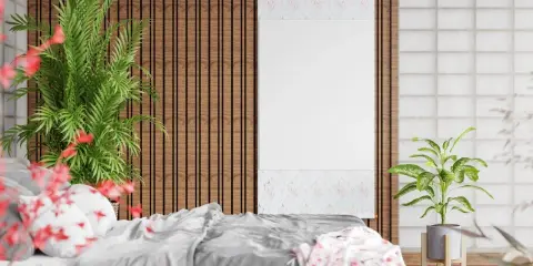 Spokojna sypialnia w stylu japońskim z łóżkiem, roślinami i wiszącym obrazem. Drewniane panele i papierowe okno tworzą harmonijną atmosferę.