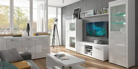 Nowoczesny salon z dużym oknem i wykuszem w domu. Białe meble, szara ściana, telewizor.