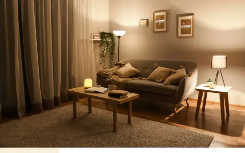 Przytulny salon z sofą, stolikiem i dywanem. Ciepłe kolory ścian do salonu tworzą relaksującą atmosferę.