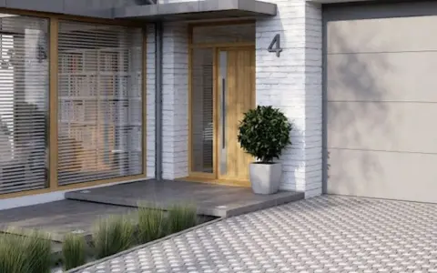 Nowoczesny wiatrołap zewnętrzny inspiracje: drewniane drzwi, betonowe schody i ozdobna trawa. Eleganckie wejście do domu.