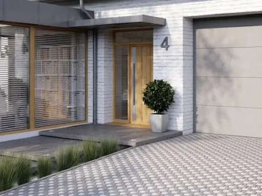 Nowoczesny wiatrołap zewnętrzny inspiracje: drewniane drzwi, betonowe schody i ozdobna trawa. Eleganckie wejście do domu.