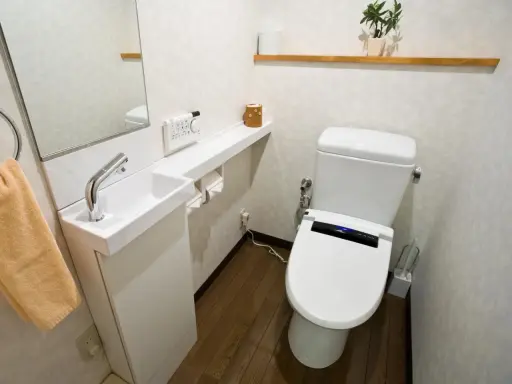 Kompaktowa łazienka z nowoczesną toaletą i małą umywalką. Idealne bardzo małe wc aranżacje dla oszczędnych przestrzeni.