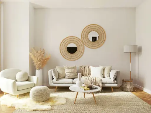 Przytulny, mały pokój inspiracje: jasna sofa, fotele, okrągłe lustra z wikliny, suszone trawy, dywan i lampa.