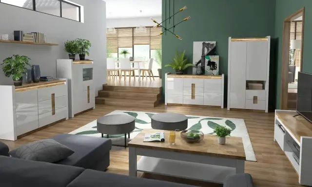 Nowoczesny salon z zielonymi ścianami, białymi meblami i drewnianymi elementami.