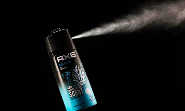 Axe Cool Ocean rozpyla orzeźwiającą mgiełkę, by zwalczyć dziwny zapach w mieszkaniu.