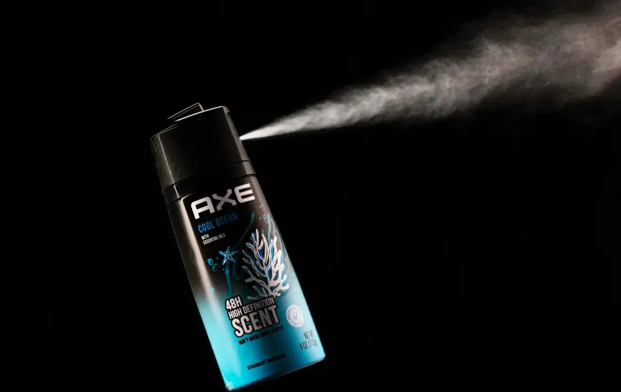 Axe Cool Ocean dezodorant w sprayu, który pomoże pozbyć się nieprzyjemny zapach w pokoju po nocy.