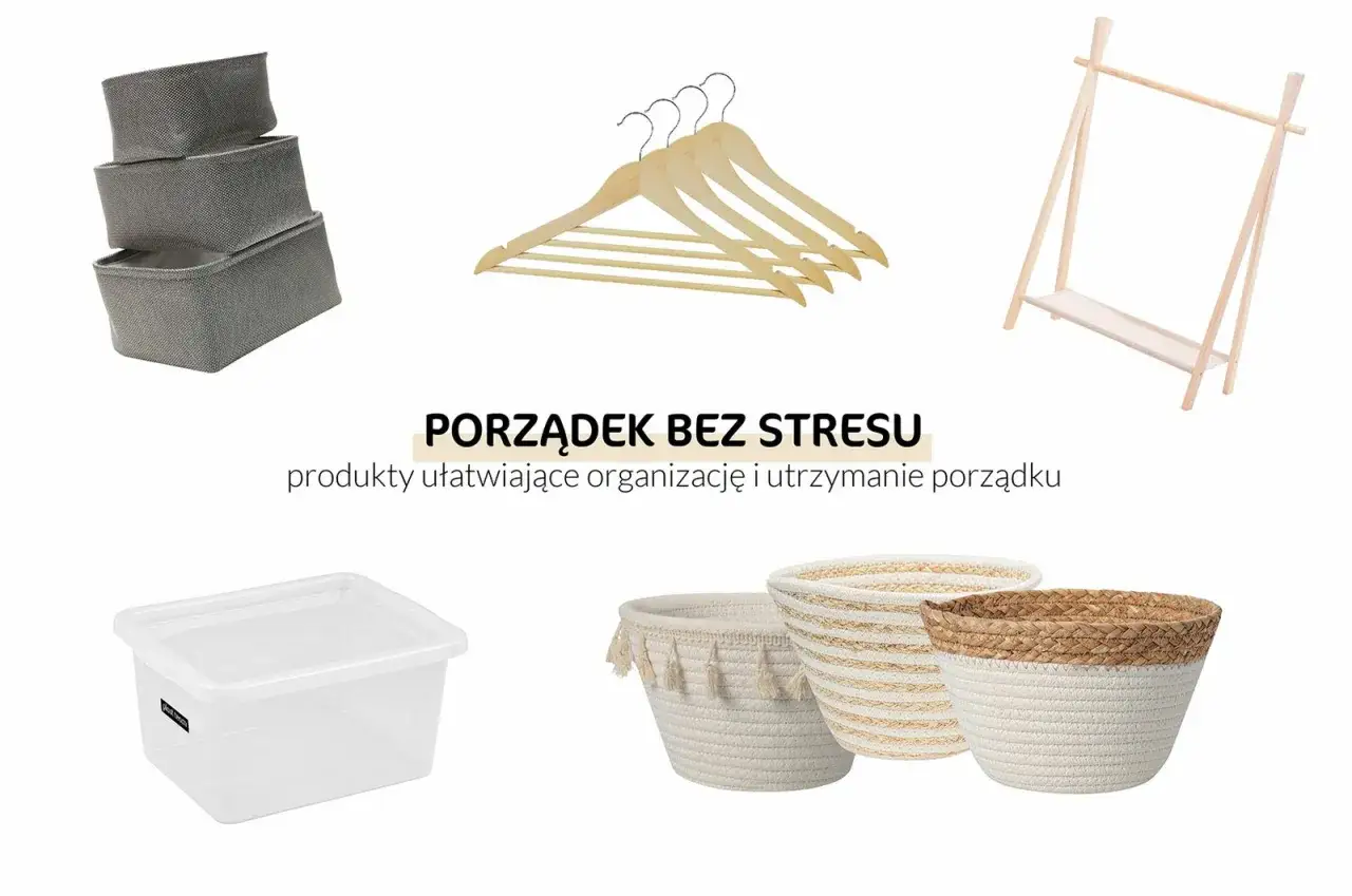 Stos szarych koszyków, drewniane wieszaki, stojak na ubrania, przezroczysty pojemnik i plecione kosze – wszystko dla porządku w pokoju.