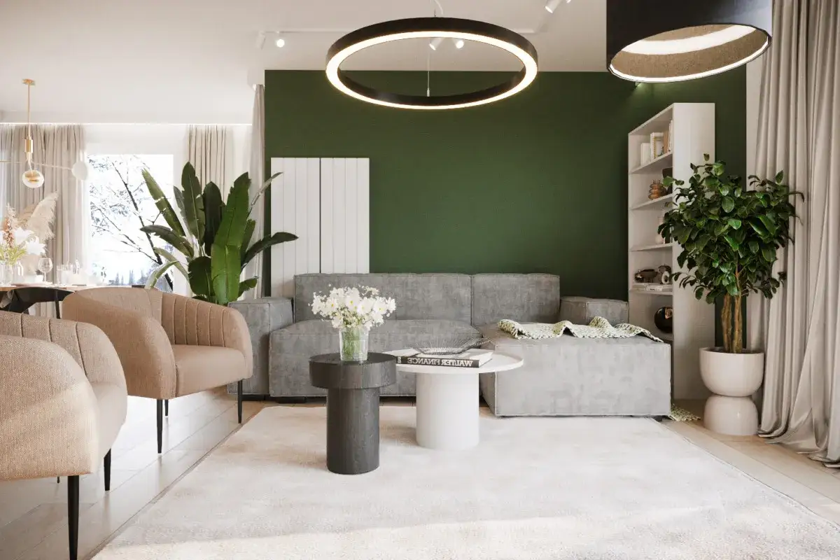 Nowoczesny salon z szarą kanapą i beżowymi fotelami. Zielona ściana z kwiatów w salonie dodaje świeżości.