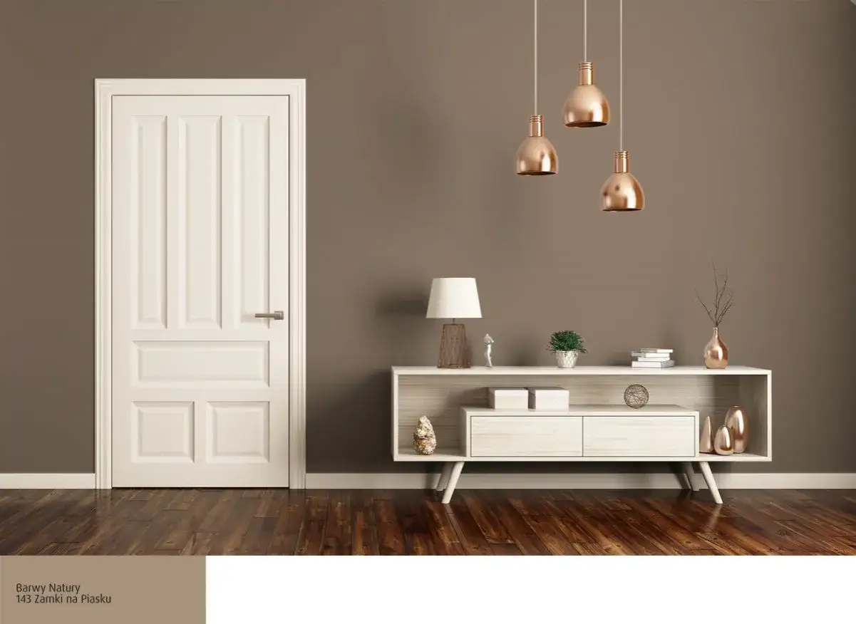 Brąz na ścianie pięknie komponuje się z miedzianymi lampami i białymi drzwiami. Jakie kolory pasują do brązu na ścianie? Tutaj miedź i biel tworzą elegancką całość.
