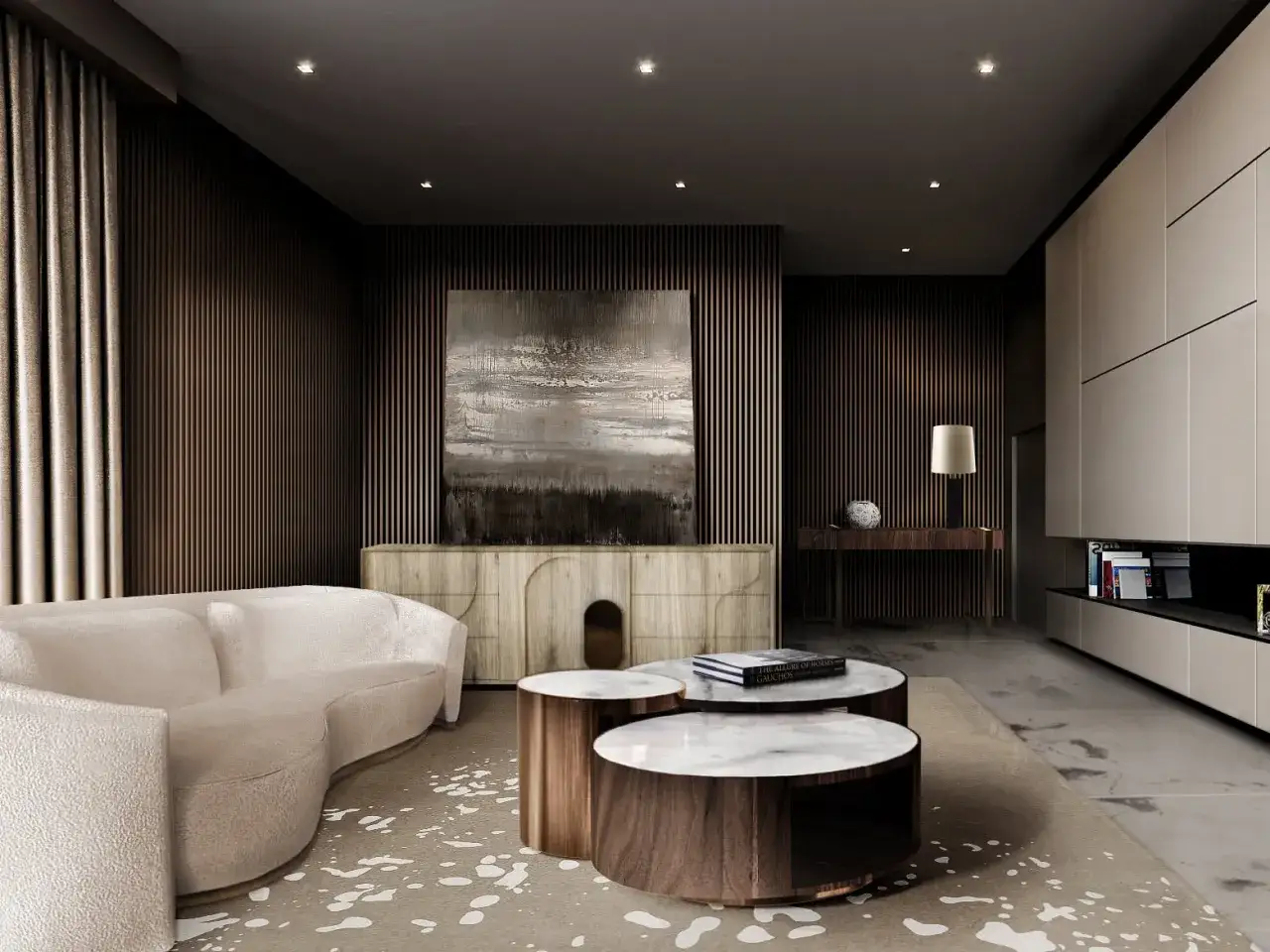 Nowoczesny salon z sofą w kremowym kolorze i okrągłymi stolikami. Inspiracje kolorystyczne: ciepłe brązy, beże i szarości tworzą przytulną atmosferę.