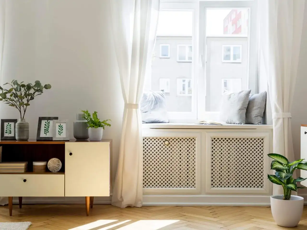 Elegancka osłona kaloryfera pod oknem, z ażurowym wzorem, stanowi stylowe rozwiązanie jak zasłonić kaloryfer pod oknem, dodając wnętrzu przytulności.