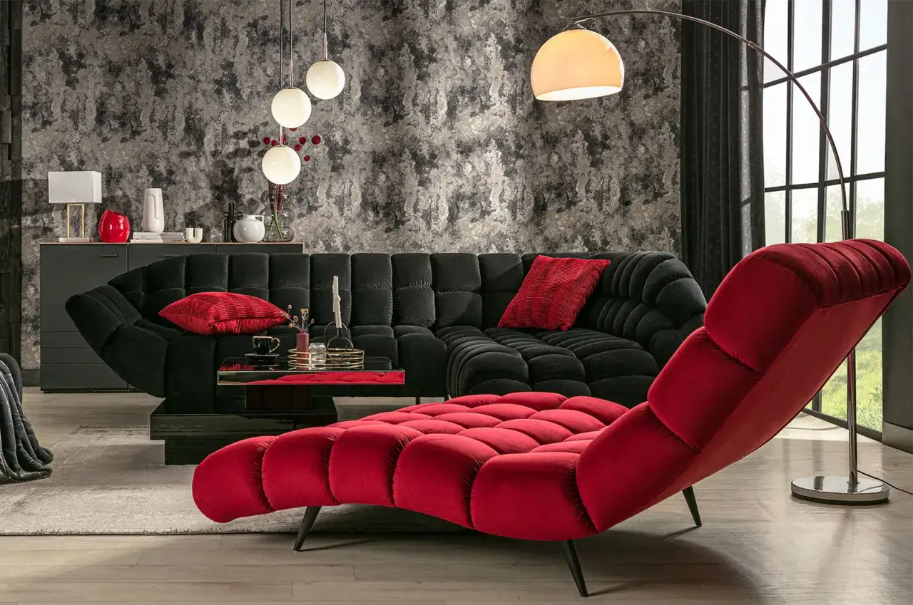 Nowoczesny salon z czarną kanapą i czerwoną sofą. Dwie lampy w salonie tworzą przytulną atmosferę.