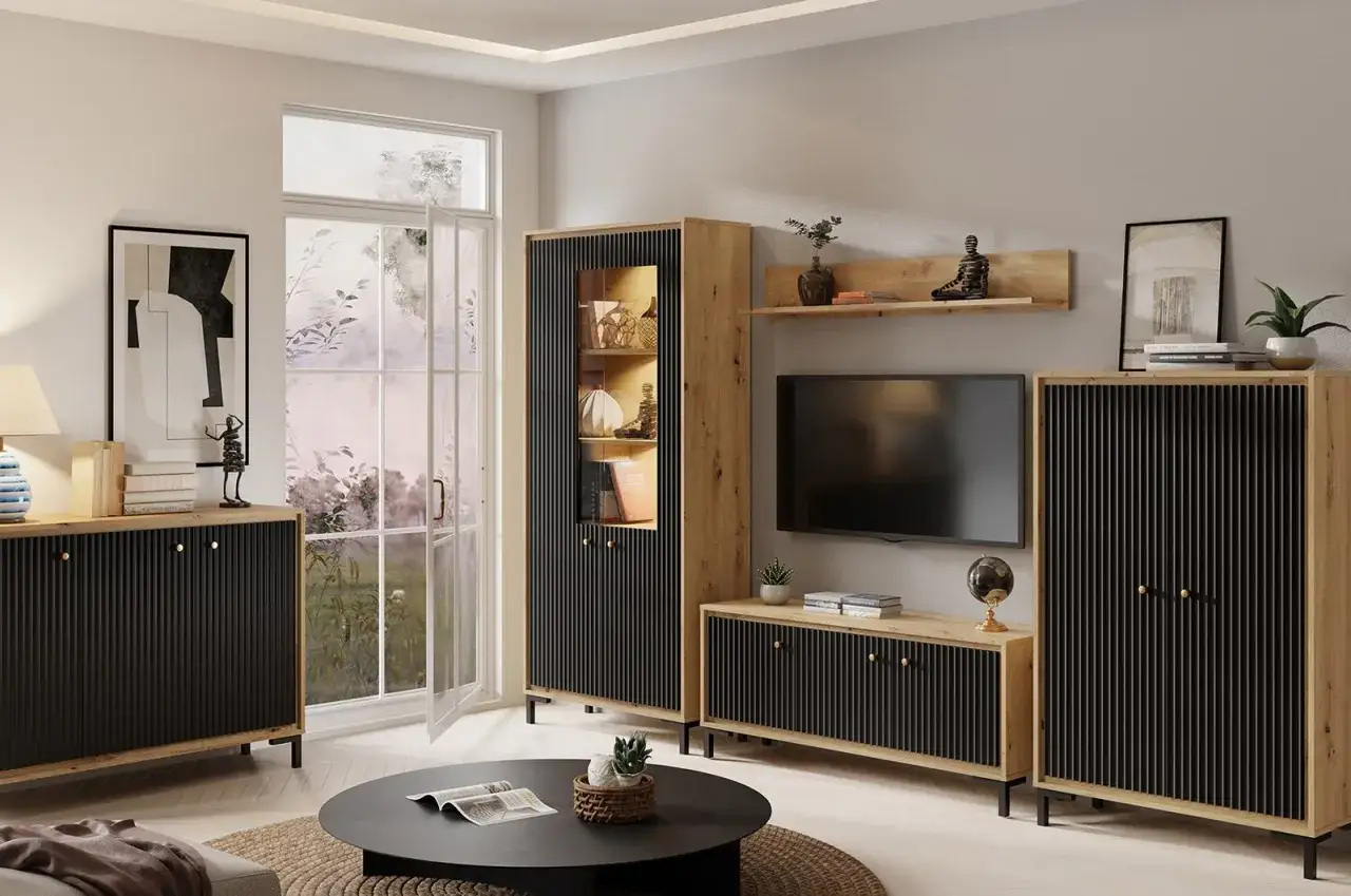 Nowoczesny salon z meblami w kolorze cappuccino i czarnymi frontami. Jasne drewno i subtelne detale tworzą przytulną atmosferę.