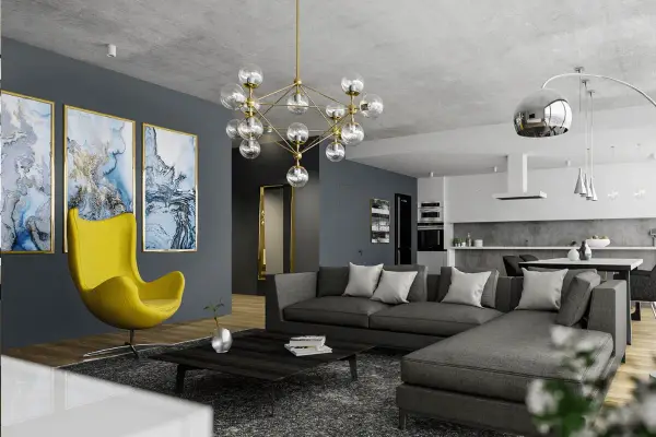 Nowoczesny salon z szarą sofą, żółtym fotelem i designerskim żyrandolem. Co to jest kinkiet? To lampa ścienna, której tu nie widać, ale jest ważnym elementem oświetlenia.